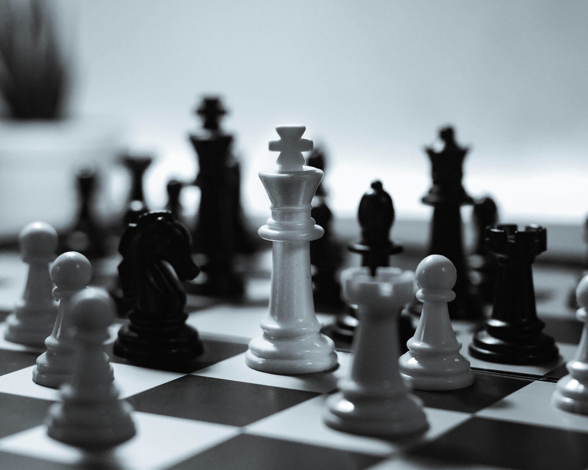 Strategisches Schach spielen und Essen genießen