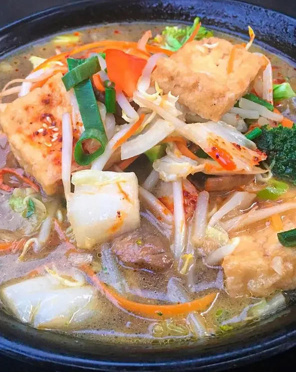 Klare Suppe mit Fisch, Gemüse und Sprossen